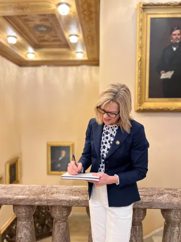 Rep. Fedorchak signs first resolution to honor NDSU Football